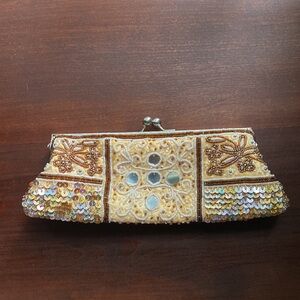 Beaded snap close clutch
